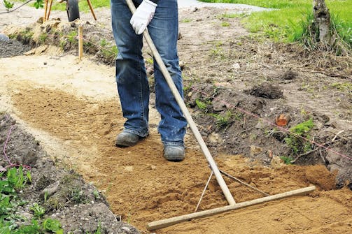 Näin teet lujan pohjan laatoille